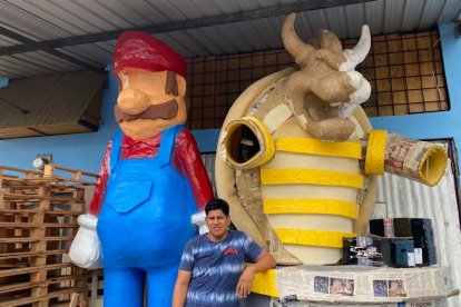 Eduardo Salazar junto a los monigotes que creó con casi 3,5 metros de estatura.