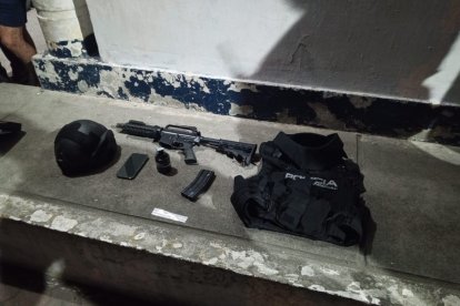 Entre las evidencias halladas en poder del detenido, Manuel Gamboa (círculo), están un fusil, una granada y un chaleco de la Policía.