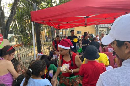 Compartir de refrigerios a los niños que asistieron al evento.