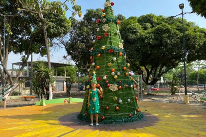 Anna, posando junto a una versión real de su disfraz.