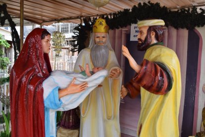 Son más de 400 figuras que conforman este nacimiento del Divino Niño.