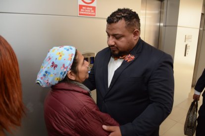 El abogado Galo Quiñónez consuela a la mamá de Letty Cando porque no paraba de llorar.