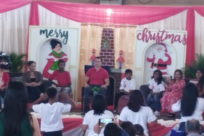 El presidente Daniel Noboa junto con niños de Santa Elena.