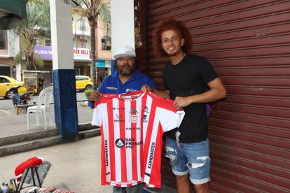 La camiseta de Técnico Universitario como regalo de Navidad de Davis para su papá.