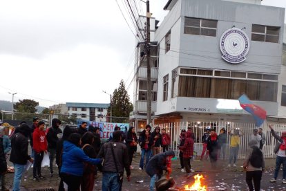 Socios, trabajadores e hinchas se manifestaron, pero terminó en desmán.