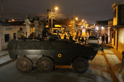 Una tanqueta de las Fuerzas Armadas y personal militar también acudieron al sitio de la matanza.