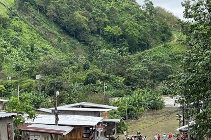 Las lluvias provocaron desbordamiento de río.