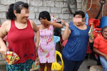 Con entusiasmo, las hermanas de Joaquín recibieron los obsequios.