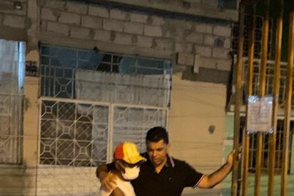 La despedida en un callejón de la Pancho Jácome fue eterna.