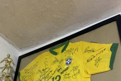 La camiseta de Brasil del Mundial 2006, firmada por todos los seleccionados y dedicada a Pinto.