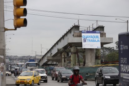 Foto actual (diciembre de 2023) del paso elevado en construcción de la Av. Juan Tanca Marengo.
