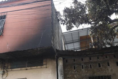 El fuego también llegó a una vivienda contigua y a cables de energía eléctrica de la zona.