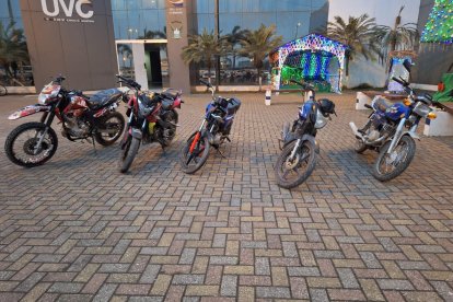 Motos, armas y carros fueron decomisados durante la intervención policial.