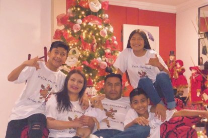 Luisa Espinoza junto a sus más allegados. Brindarán por las cosas buenas y malas que le pasaron en esta temporada. Están entusiasmados por la Libertadores.