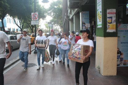 Solo una tarde, en días previos a Navidad, los jóvenes salen a recorrer las calles para dar un pequeño presente a los menos favorecidos.