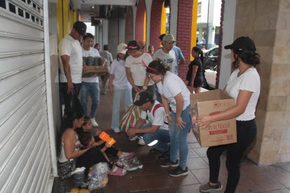 La ciudadana Wilmarys Brizuela y sus niños estaban contentos con los obsequios.