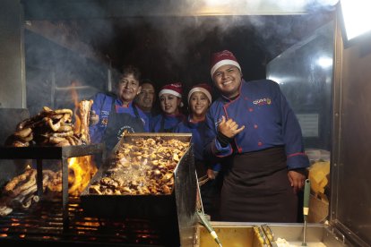 Sus hijas, sobrinos y yernos ayudan con la venta de las tripas.