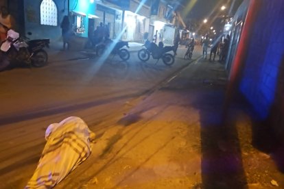 El cadáver quedó junto a la vereda.