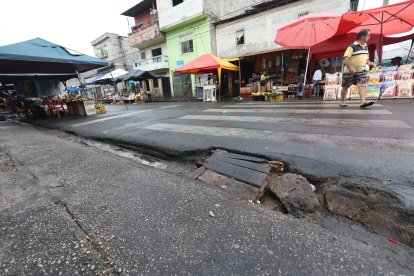 La llovizna borró la sangre de  las víctimas que quedaron sobre la esquina donde los atacaron.