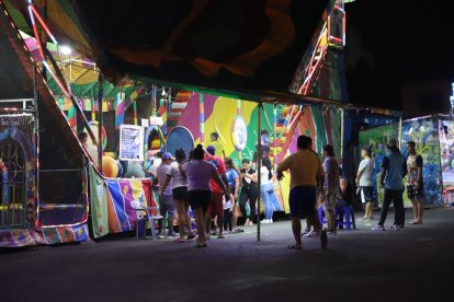 En la feria de la calle 29, los padres vigilan celosamente a sus hijos para poder sacarlos de los juegos y huir en caso de algún incidente violento.