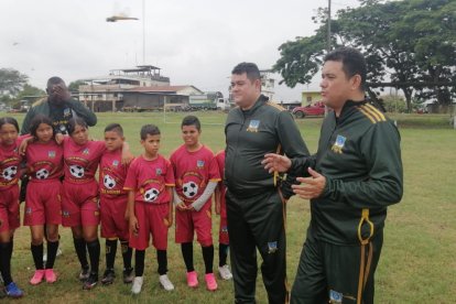 Los mellizos Xavier y Joel Cedeño Morán, dirigentes de la academia, durante una charla técnica.