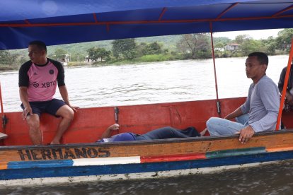 Los cadáveres de las dos señoras sacados del agua y llevados en canoa hasta Puente Lucía.