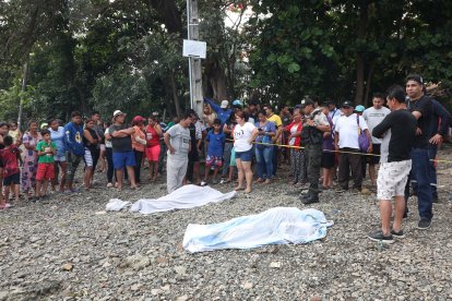 Ramón Cortez (camiseta negra) y Ángel Rodríguez (ploma) contemplan los cuerpos de sus amadas.