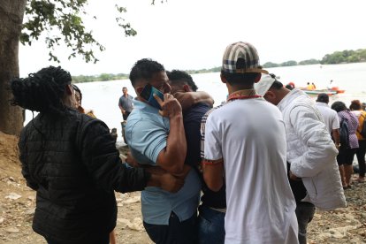 Tras la llegada del cadáver de Lisseth su hijo mayor se quiebra en llanto. Su padre lo consuela.