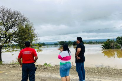 Recintos y sectores de Febres Cordero están afectados por la creciente.