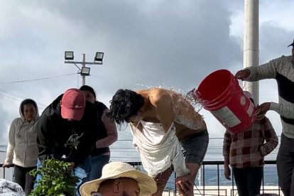 El momento que recibieron un baño de escarmiento.