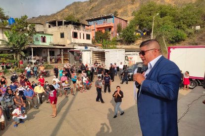 Momentos en los que el pastor predicaba la palabra de Dios.