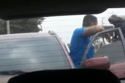 En YouTube circula un video en el que, al parecer, Yilmar Campozano aparece en una discusión con un policía.