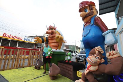 Juan Salazar posa junto a sus creaciones del universo de Mario Bros. Bowser, la pieza central de su colección, tiene ojos que brillan y lanza humo por la boca.