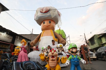 El monigote ’Honguito’ es de los más grandes de la Ruta de los Gigantes del Suburbio.