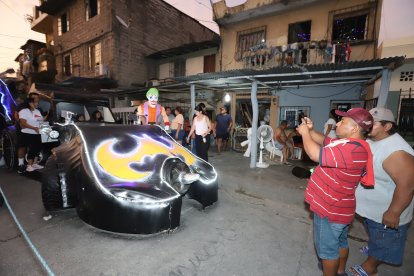 El batimóvil tiene detalles realistas, como llantas de verdad. Además, reproduce el sonido de un motor.