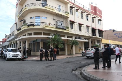 Los sujetos que asaltaron el banco vestían buzos negros y cubrían sus rostros con pasamontañas.