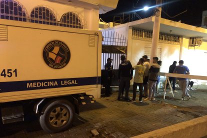 La mujer iba en una motocicleta cuando un camión habría impactado.