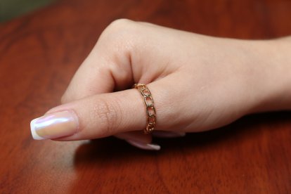 En el pulgar.
Casi no se usa, pero actualmente representa rebeldía. Antes era símbolo de jerarquía,  rango de superioridad o  sinónimo de valentía.