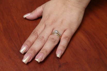 El anular. Es el dedo del amor y compromiso.
Si lo usas en la derecha, eres una persona voluntariosa, te gusta ayudar. En la izquierda, simboliza matrimonio.