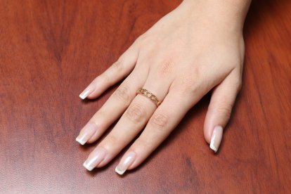 Dedo medio.
Simboliza equilibrio anímico y emocional. Se dice que generalmente son personas tranquilas.