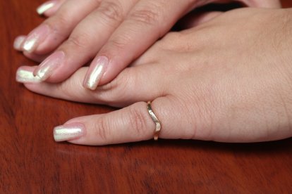 En el meñique.
Brindan estilo y originalidad. Si lo llevas en la mano derecha te define como una persona tranquila, mientras que en la izquierda revela que eres buena comunicadora.