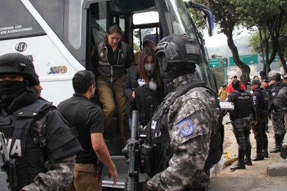 Mayra Salazar (con mascarilla) se encuentra con prisión preventiva por el caso Metástasis.