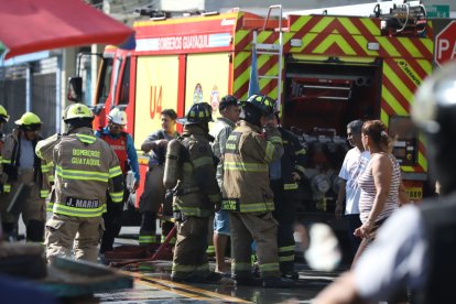 Bomberos acudieron a atender la emergencia.