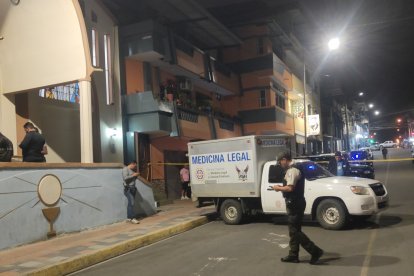El hombre llegó al templo cuando la misa ya había iniciado y se sentó en la penúltima fila.
