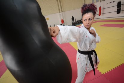 Jacqueline Factos destaca en la disciplina de karate.