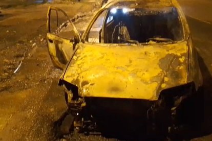 Entre los vehículos incendiados estaba un taxi.