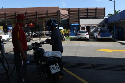 Tras el asalto, ayer los despachadores cumplían su jornada con temor.