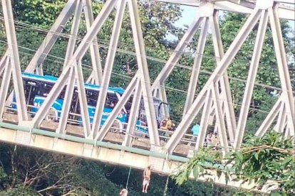 Dos hombre aparecieron colgados de un puente.