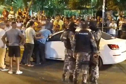 El humorista, presentador y creador de contenido Jonathan Sánchez fue asesinado a tiros a bordo de su vehículo en las afueras de un parque en Esmeraldas.