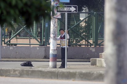 Guardia de seguridad atado con explosivos.